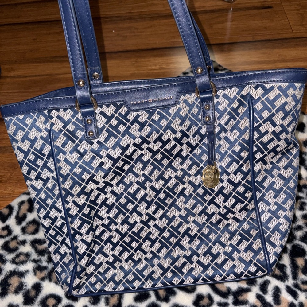 Tommy Hilfiger purse 💙